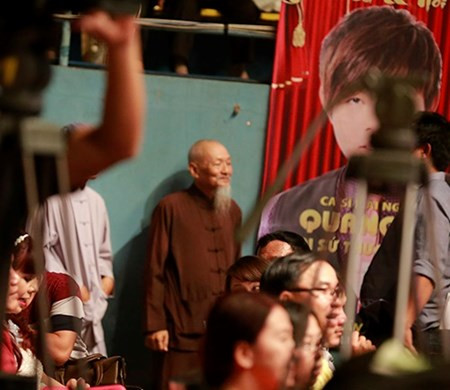 Huyen Tran xinh dep doi toc gia tren san khau-Hinh-7