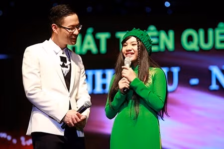 Huyen Tran xinh dep doi toc gia tren san khau