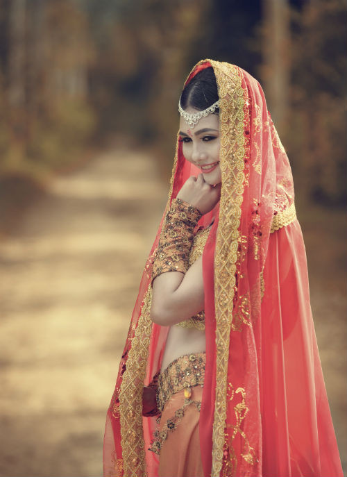 Khi PV hỏi lý do vì sao lại thực hiện bộ ảnh này, cô bạn cho biết: “Có một số lý do để mình thực hiện bộ ảnh. Thứ nhất, do hình thức của mình thi thoảng đi đâu mọi người hay nói mình giống người Ấn Độ; thứ 2 mình thì mình không có thời gian xem phim "Cô dâu 8 tuổi" nhưng cũng biết đến phim đó rất nổi tiếng.