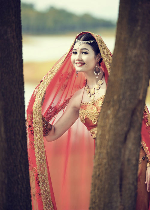 Nói về khó khăn trong quá trình làm phát thanh viên, Nguyệt Minh cho biết: “Là một phát thanh viên thì không vất vả lắm, nhưng nó đòi hỏi rất nhiều yếu tố trong đó phải có niềm đam mê, đặc biệt là luôn trau dồi kiến thức. Đến với nghề Phát thanh viên cũng là cái duyên của mình”.