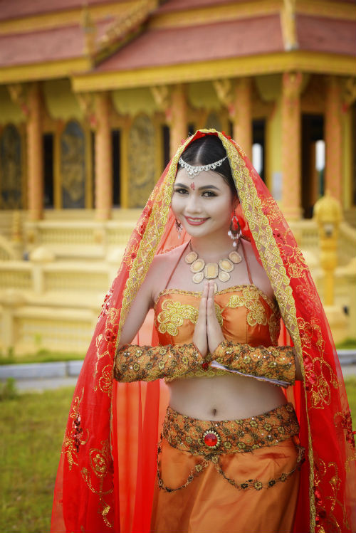 Mới đây, nữ Phát thanh viên Truyền hình Quốc Phòng có tên Đặng Thị Nguyệt (Nickname Nguyệt Minh) sinh năm 1991 chia sẻ bộ ảnh “cô dâu 24 tuổi” trong bộ trang phục của thiếu nữ Ấn Độ.