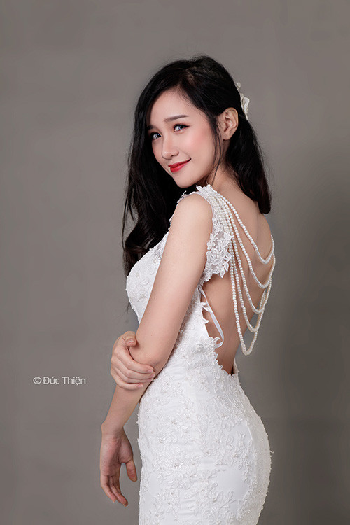 Không chỉ là một hot girl của trường Đại học Sư phạm, Quyên Barbie còn thường xuyên tham gia các sự kiện tình nguyện, hoạt động Đoàn – Hội. Cấp 3, Quyên Barbie học tập tại ngôi trường THPT chuyên Lê Hồng Phong (Nam Định) danh tiếng.