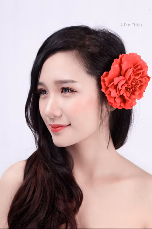 Phong cách trang điểm nhẹ nhàng cùng gương mặt xinh đẹp ấn tượng đã giúp Quyên Barbie luôn nổi bật.