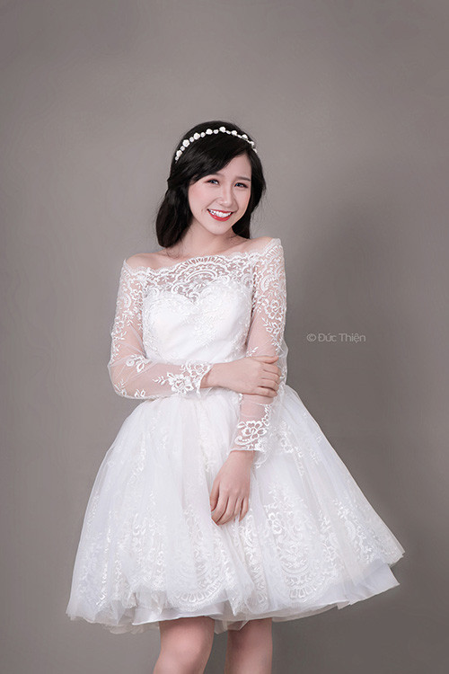 Hiện tại, ngoài thời gian chính dành cho việc học tập, cô bạn còn làm người mẫu ảnh cho một số báo, tạp chí và shop thời trang, studio.