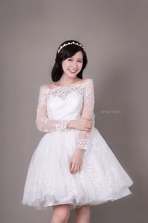 Hiện tại, ngoài thời gian chính dành cho việc học tập, cô bạn còn làm người mẫu ảnh cho một số báo, tạp chí và shop thời trang, studio.