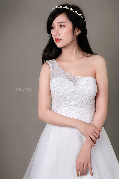 Lựa chọn trang phục bộ váy cô dâu nhưng cô bạn vẫn rất trẻ trung.