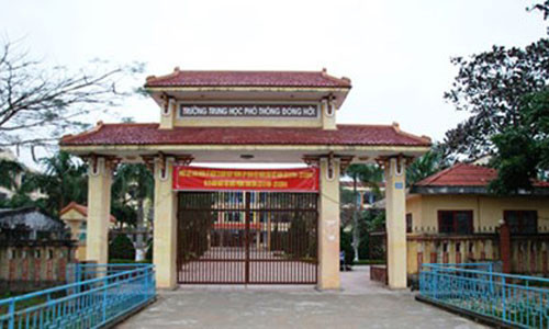 Nu sinh hon hao lao len ban tum toc danh co giao