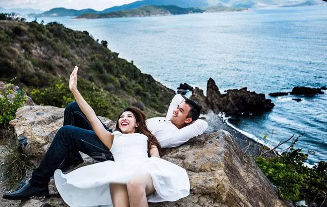 Có ấn tượng tốt về đối phương trong lần đầu gặp mặt, nhưng hơn một năm sau, cặp đôi mới quyết định sánh bước bên nhau.