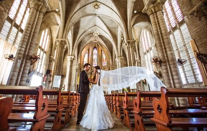 Không chỉ trên biển, cả hai còn ghi lại khoảnh khắc lãng mạn ở nhà thờ.