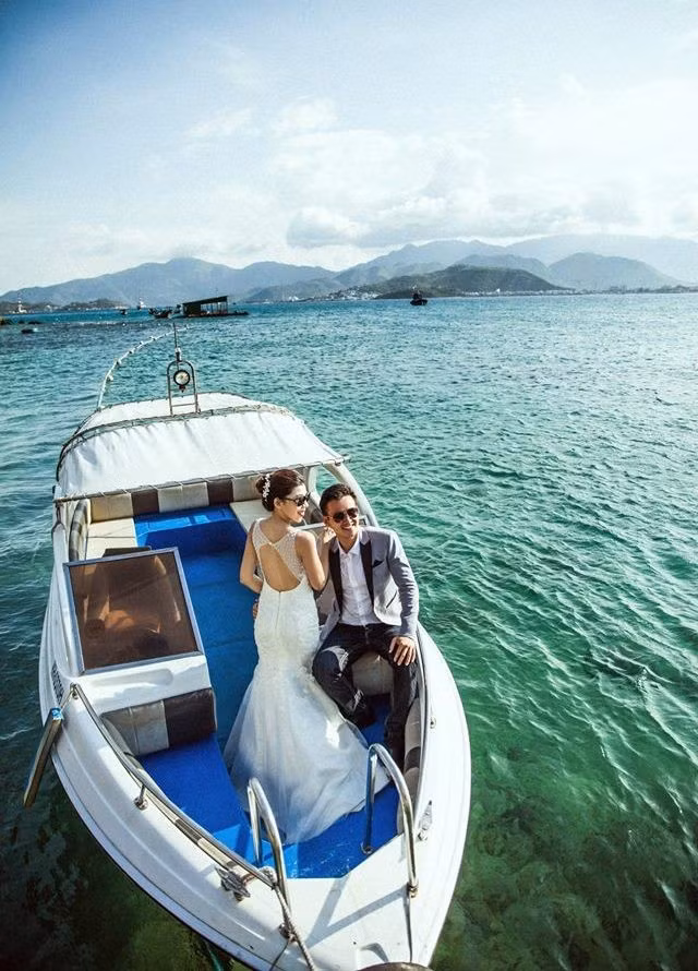 Cặp đôi tạo dáng mọi nơi có thể. Cô dâu, chú rể cho biết, họ đang háo hức chờ tới ngày trọng đại sẽ diễn ra vào tháng 6 tới tại Việt Nam.