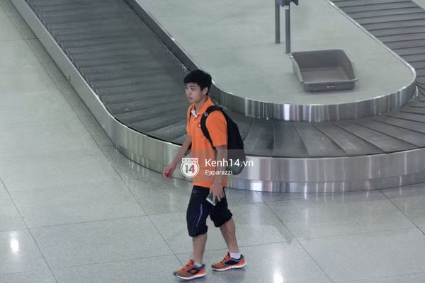 Mặc dù luôn "như hình với bóng" nhưng Hòa Minzy và Công Phượng rất biết giữ khoảng cách với nhau ở nơi đông người.