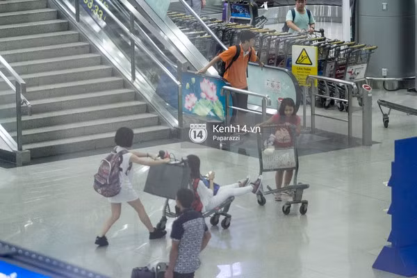 Họ cố ý không đi cùng nhau.