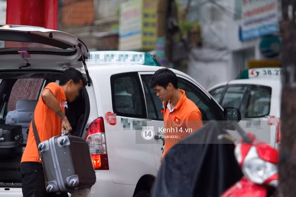 ... ra taxi và đi về khách sạn.