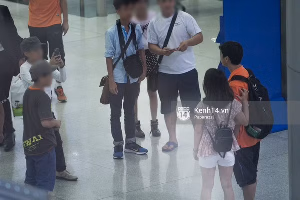 Trong lúc Công Phượng chụp ảnh chung với người hâm mộ...