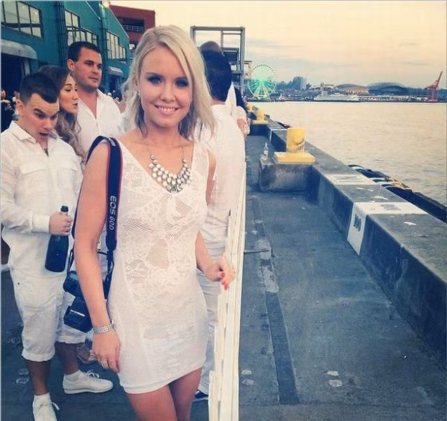 Dán mắt vào người đẹp.