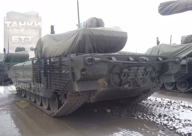 Phần đuôi T-14 Armata phẳng hơn so với T-90. Chúng sử dụng 7 bánh truyền động, còn T-90 chỉ có 6 bánh. Ảnh: VK.