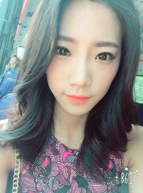 Những bức ảnh “tự sướng” khuôn mặt của Shim Euddeum cũng được lan truyền với tốc độ nhanh không kém gì ảnh khoe dáng trên mạng xã hội Hàn Quốc.