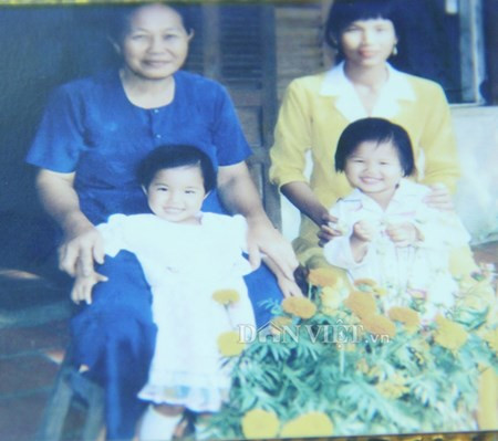 Viên (bé áo trắng bên phải) rạng rỡ bên bà nội và mẹ ngày Tết lúc 4 tuổi.