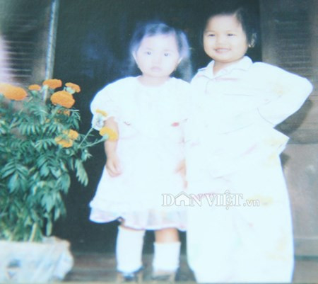 Điều đặc biệt, Ánh Viên từ nhỏ đã cao hơn hẳn các anh chị họ của mình. Trong ảnh, Viên lúc 4 tuổi (bên phải) đã to cao hơn chị họ của mình.