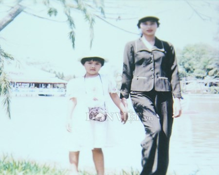 Ánh Viên điệu đà trong tay mẹ đi chơi công viên lúc 4 tuổi.