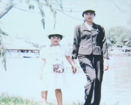 Ánh Viên điệu đà trong tay mẹ đi chơi công viên lúc 4 tuổi.