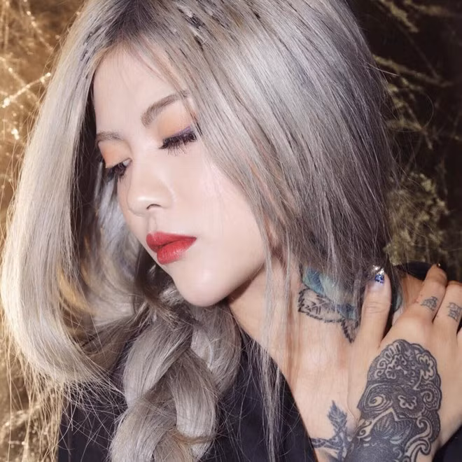 Tốt nghiệp cấp 3, thay vì theo đuổi con đường đại học như bạn bè, Lee Zin chọn trở thành thợ xăm. Sau 4 năm làm nghề, có kỹ thuật tốt, phong cách riêng và ngoại hình ấn tượng, 9X được giới trẻ coi như nữ thợ xăm hot nhất Hà thành. Cô gái 23 tuổi dám sống đúng cá tính, không ngại nổi bật với ngoại hình khác biệt. Trang cá nhân của Lee Zin hiện có hơn 230.000 người theo dõi. Ảnh: FBNV.