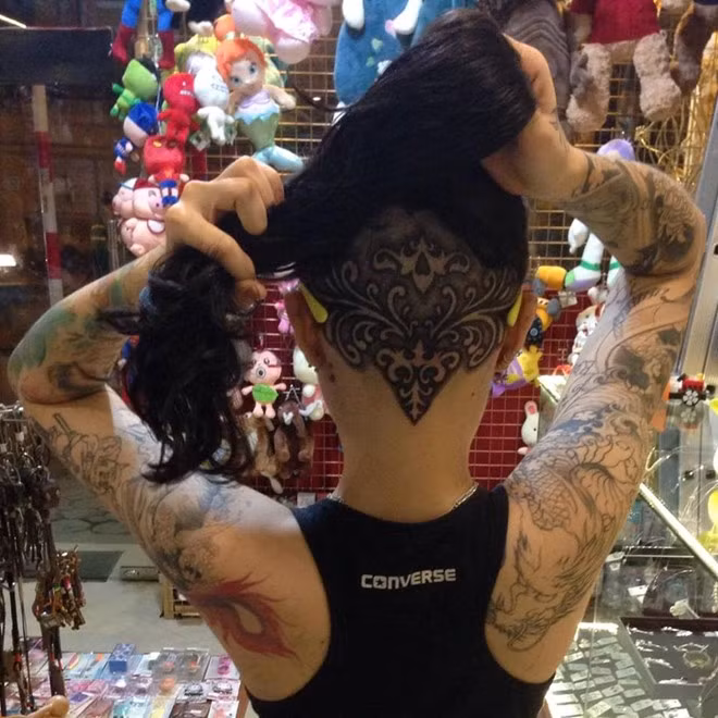 Nguyễn Ngọc Anh (nick name Na Bia, 27 tuổi) là nữ thợ xăm có tiếng tại Hà Nội. Na Bia gặp nhiều khó khăn khi đến với nghề này, nhưng vì đam mê nên cô quyết tâm vượt qua. 8X đã có một bé trai, chồng cô cũng làm nghề xỏ khuyên. Cô chia sẻ, những họa tiết trên người đều do chồng cô lên ý tưởng. Sau này khi con trai lớn khôn, cô sẵn sàng ủng hộ nếu con yêu thích xăm trổ, miễn sao thực hiện khi đã 18 tuổi.