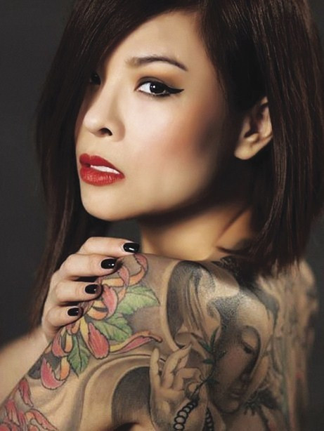 Bản thân Thúy cũng là người thờ và hợp với Phật Bà". Khác hoàn toàn với vẻ bụi bặm, ngoài đời, Vi Thúy có giọng nói nhẹ nhàng, tinh tế, đặc trưng của người Hà Nội. Cô gái từng sinh con trước hôn nhân. “Tôi không nghĩ cuộc sống gia đình là phải kết hôn trước khi có con. Quan niệm của tôi là miễn sao cho vợ chồng thấu hiểu, chia sẻ cùng nhau", Thúy nói. Ảnh: FBNV.