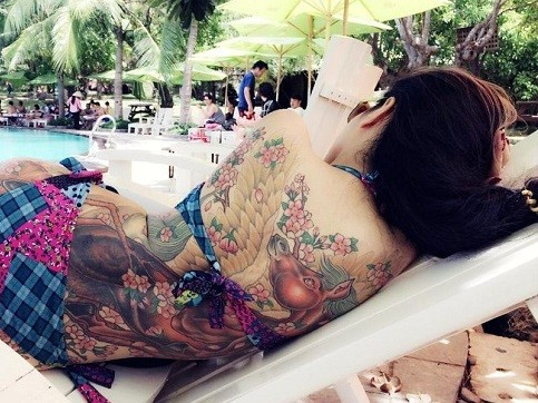 Tháng 7/2014, Nguyễn Thị Phương Anh (28 tuổi, Hải Phòng) nổi tiếng trên mạng nhờ những hình xăm khủng trên cơ thể. Cô hiện sống và làm việc tại Nhật Bản cùng chồng và con trai 4 tuổi. Ảnh: NVCC.