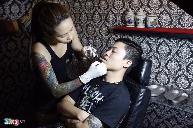 Ngoài việc chăm sóc gia đình, hàng ngày, cô còn phụ ông xã quản lý tiệm xăm, đào tạo các học viên. Bà mẹ 9X tâm sự: "Tôi yêu thích bộ môn nghệ thuật này từ lâu nhưng hoàn cảnh chưa cho phép. Khi lập gia đình, có chồng là thợ xăm, tôi mới có cơ hội thực hiện đam mê. Tôi sở hữu họa tiết đầu tiên vào tháng 9/2014". Trang cá nhân của bà mẹ trẻ quê Vĩnh Phúc hút 30.000 người theo dõi. Ảnh: Phan Trai Úc.