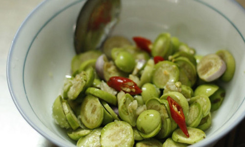 Vào mùa hè, món cà pháo sống chấm mắm tôm, mắm ruốc, giòn tan, là món ăn vô cùng hấp dẫn với nhiều người. Nhưng các chuyên gia cảnh báo, nêu ăn cà sống, nguy cơ nhiễm độc solanin là rất cao!