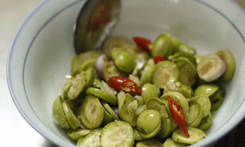 Vào mùa hè, món cà pháo sống chấm mắm tôm, mắm ruốc, giòn tan, là món ăn vô cùng hấp dẫn với nhiều người. Nhưng các chuyên gia cảnh báo, nêu ăn cà sống, nguy cơ nhiễm độc solanin là rất cao!