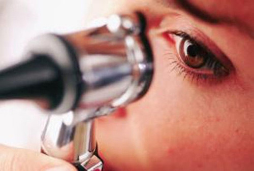 Người bị bệnh tăng nhãn áp không dùng cà pháo vì có thể ảnh hưởng rất nhiều tới thị lực.