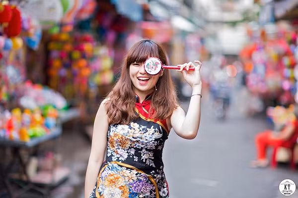 Hot girl đã lựa chọn đồ chơi truyền thống để bức hình được màu sắc nhất.