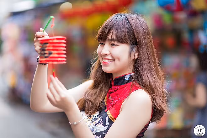 Khánh Vân toát lên vẻ đẹp trong sáng, ngây thơ và hết sức cuốn hút giữa phố lồng đèn.