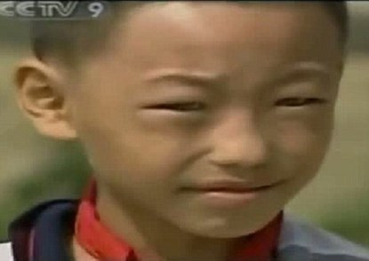 Cậu bé Nong Yousui, sống ở Dhua, Trung Quốc sở hữu đôi mắt có thể nhìn xuyên màn đêm như mèo.