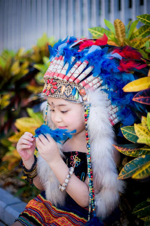 Bộ ảnh "Em bé thổ dân" khiến nhiều người tò mò và thích thú.