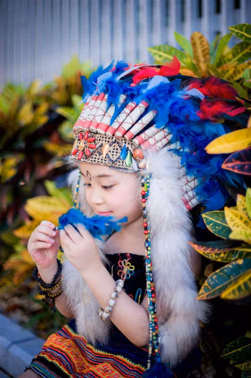 Bộ ảnh "Em bé thổ dân" khiến nhiều người tò mò và thích thú.