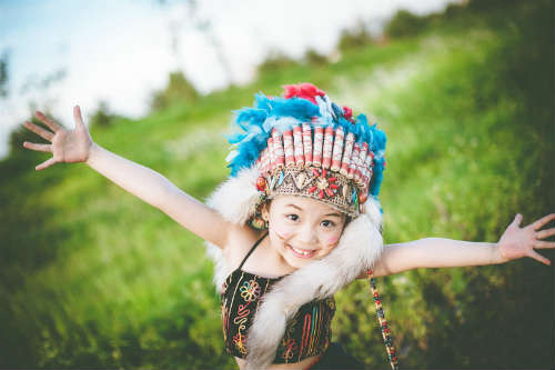 Những hình ảnh của bé gái 6 tuổi hóa thân thành thổ dân sau khi được đăng tải và chia sẻ đã thu hút sự quan tâm đặc biệt của cộng đồng mạng.