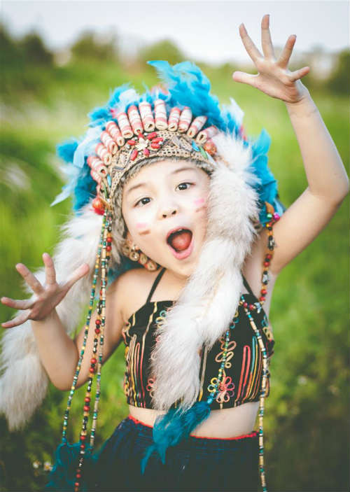 Trong ảnh, bé Nguyên Anh diện trang phục đặc trưng của nữ thổ dân, mang vẻ đẹp hoang dã nhưng không kém phần ngộ nghĩnh, đáng yêu.