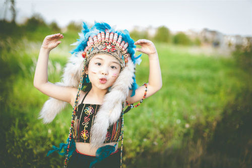 Biểu cảm tự nhiên trên khuôn mặt cùng cách tạo dáng chuyên nghiệp của "nàng thổ dân 6 tuổi" giúp cho bộ ảnh thêm phần đặc sắc.