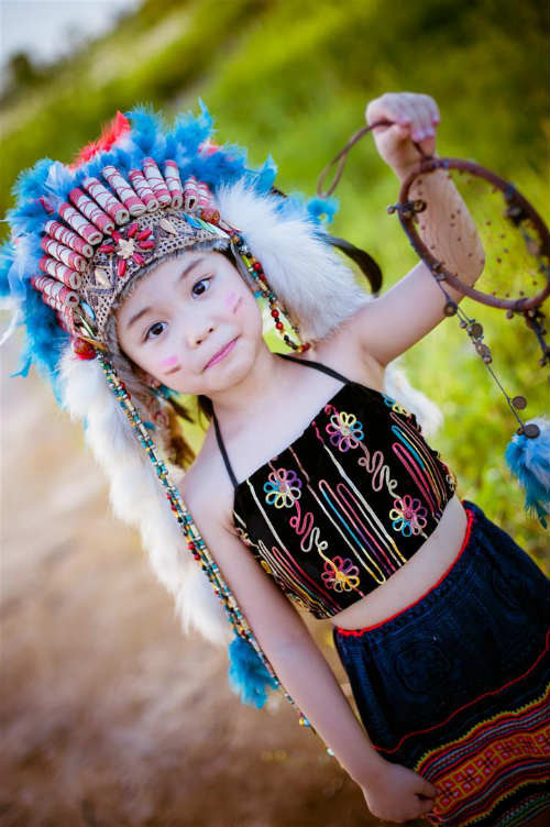 Cùng chiêm ngưỡng bộ ảnh của mẫu nhí 6 tuổi trong tạo hình nữ thổ dân.