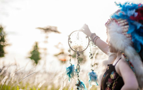 Tạo dáng đáng yêu với dreamcatcher.