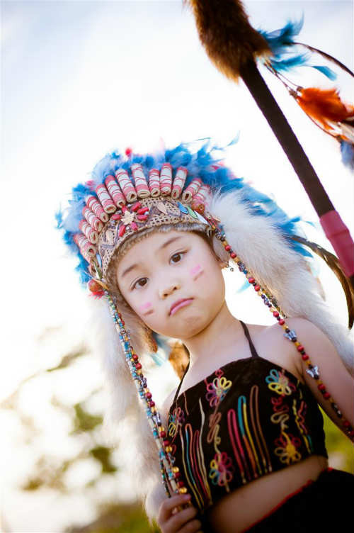 Tạo dáng với giáo, mác...