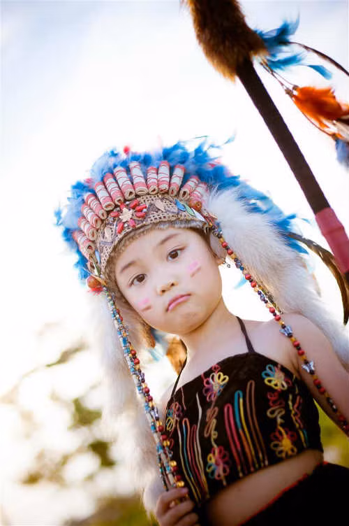 Tạo dáng với giáo, mác...