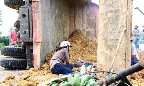 Xe ben tong xe máy, dát dỏ láp thi thẻ nạn nhan-Hinh-2