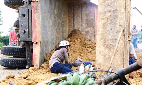 Xe ben tong xe máy, dát dỏ láp thi thẻ nạn nhan-Hinh-2