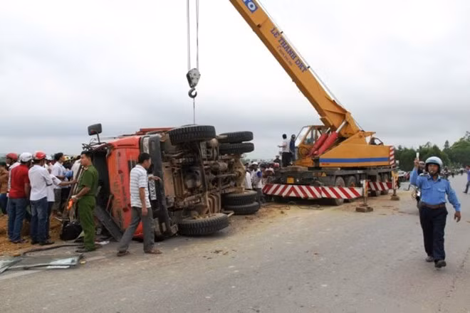 Xe ben tong xe máy, dát dỏ láp thi thẻ nạn nhan