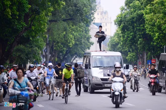 Nam ngồi trên chiếc xe 16 chỗ, đi với vận tốc 15km/h.