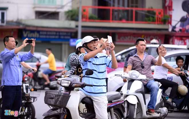 Màn biểu diễn sát giờ cao điểm buổi sáng của Nam khiến đông đảo người dân tò mò.